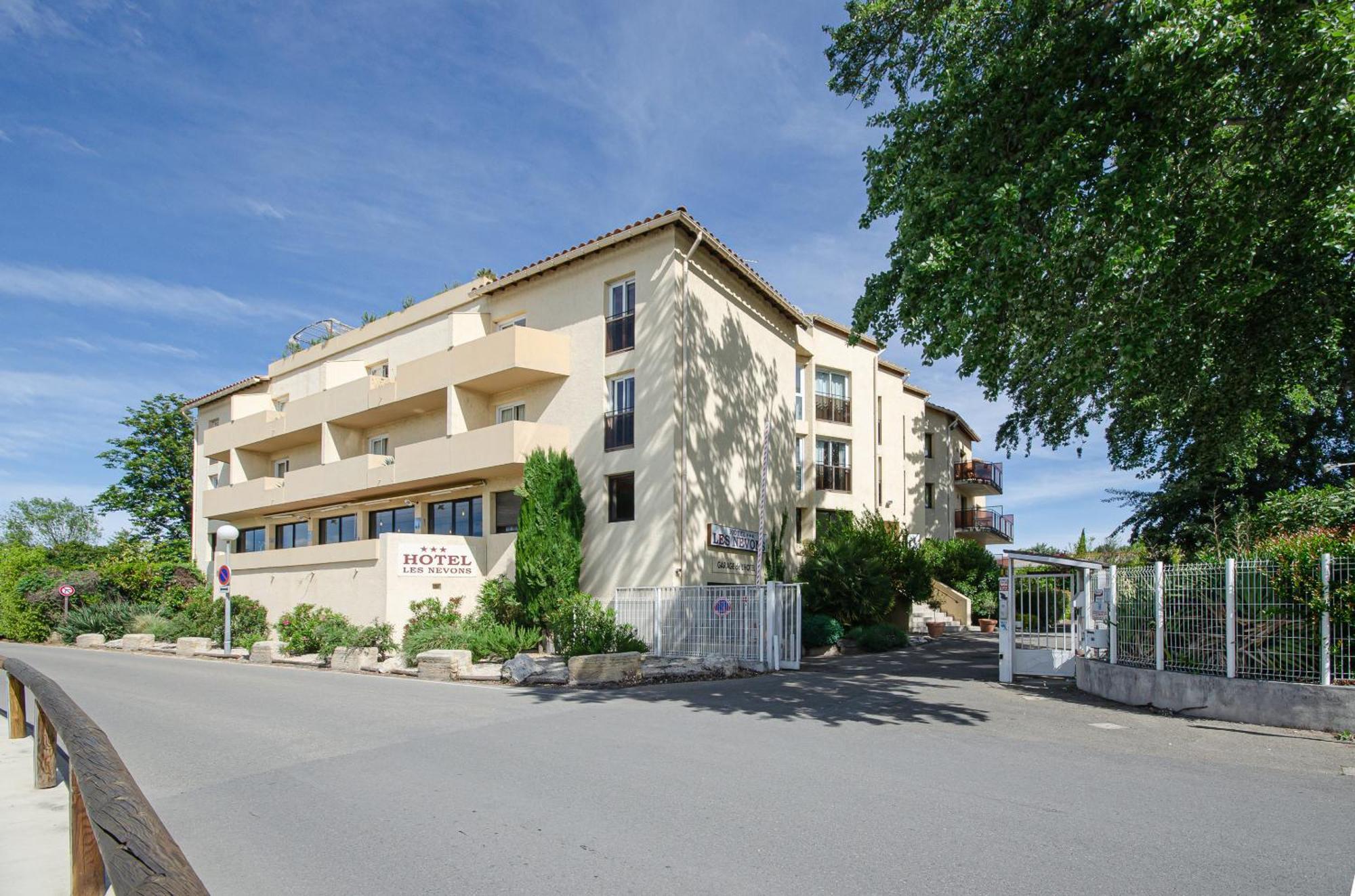 Hotel Les Nevons ลีล-ซูร์-ลา-ซอร์ก ภายนอก รูปภาพ