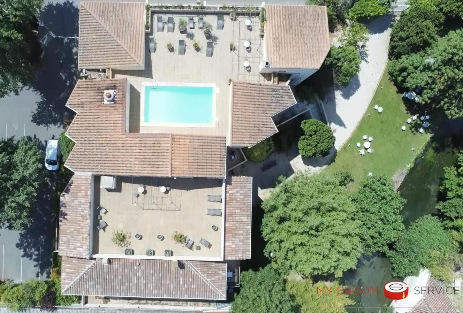 Hotel Les Nevons ลีล-ซูร์-ลา-ซอร์ก ภายนอก รูปภาพ
