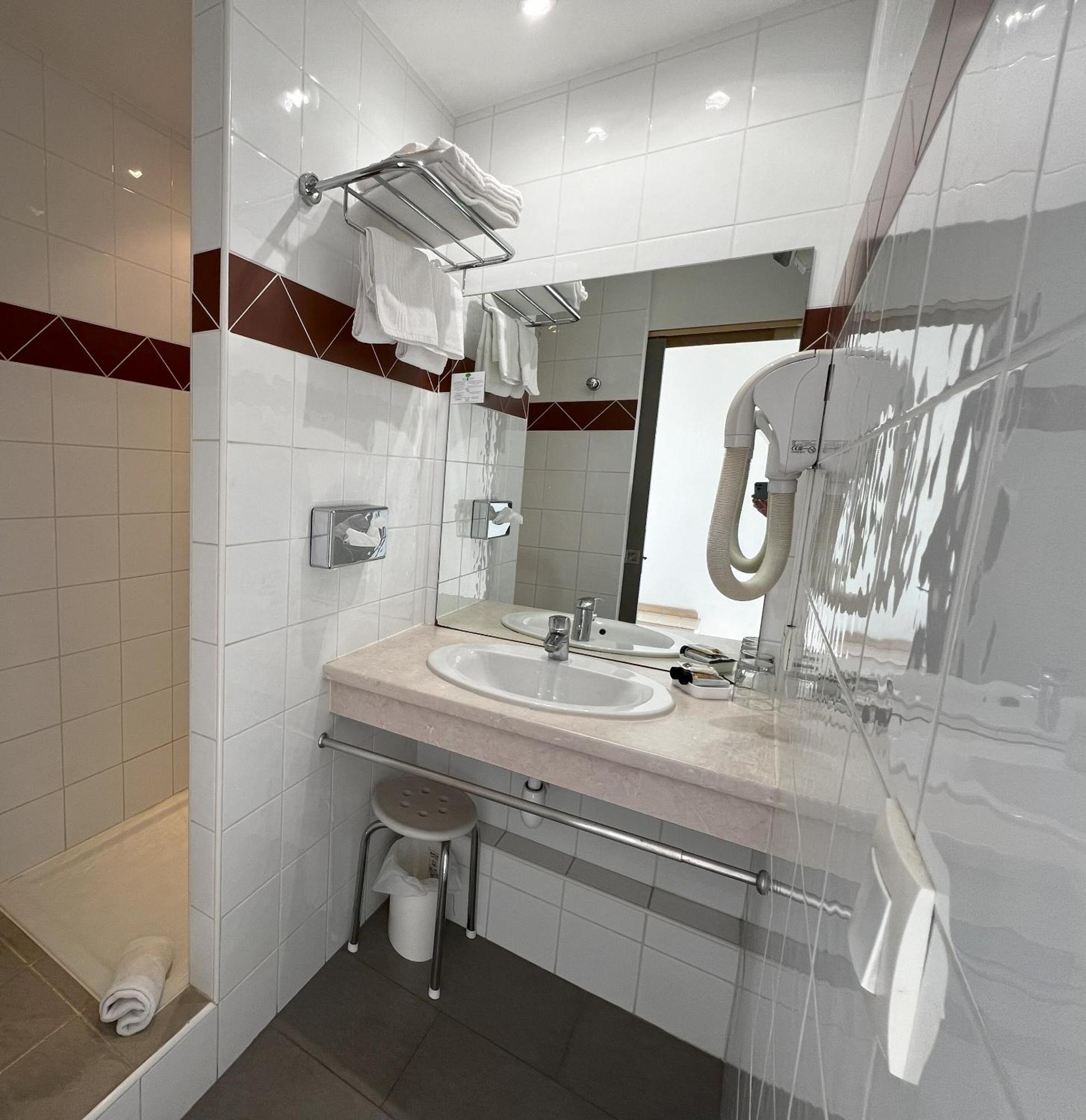Hotel Les Nevons ลีล-ซูร์-ลา-ซอร์ก ห้อง รูปภาพ