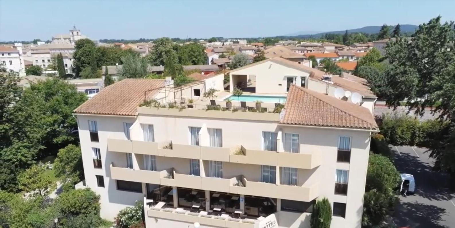 Hotel Les Nevons ลีล-ซูร์-ลา-ซอร์ก ภายนอก รูปภาพ